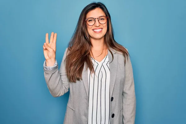 Νεαρή Ισπανίδα Επιχειρηματίας Φορώντας Γυαλιά Στέκεται Πάνω Από Μπλε Απομονωμένο — Φωτογραφία Αρχείου