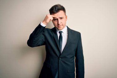 Zarif takım elbiseli ve kravatlı genç yakışıklı iş adamı. Alnındaki sivilceden mutsuz olduğunu gösteriyor. Siyah noktalı çirkin bir enfeksiyon. Sivilce ve deri problemi