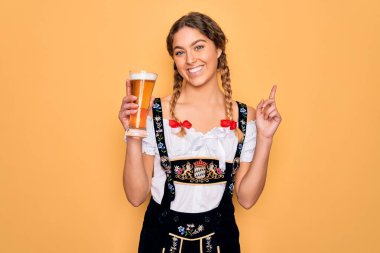Mavi gözlü, güzel, sarışın bir Alman kadın. Sekizlik şenlik elbisesi giyiyor. Bir bardak bira içiyor.