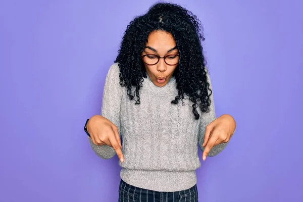 Młoda Afroamerykanka Ubrana Luźny Sweter Okulary Fioletowym Tle Wskazując Palcami — Zdjęcie stockowe