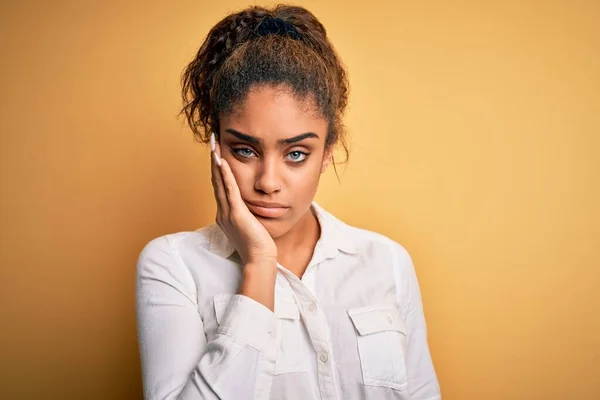 Joven Chica Afroamericana Hermosa Con Camisa Casual Pie Sobre Fondo — Foto de Stock