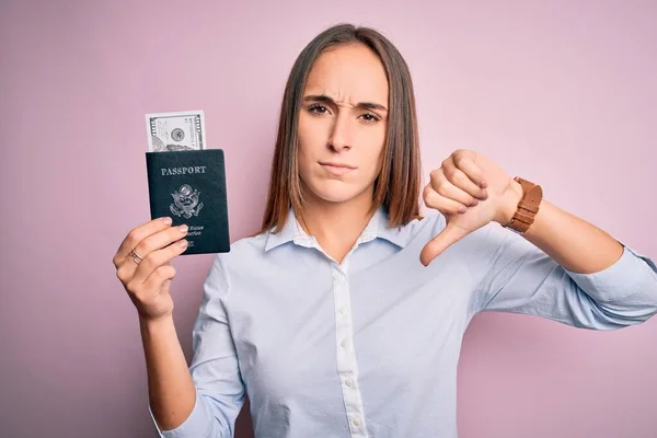 度假时持有美国护照的女游客 护照上有美元钞票 旅行时面带怒容 消极的迹象表明她不喜欢戴大拇指 拒签的概念 — 图库照片