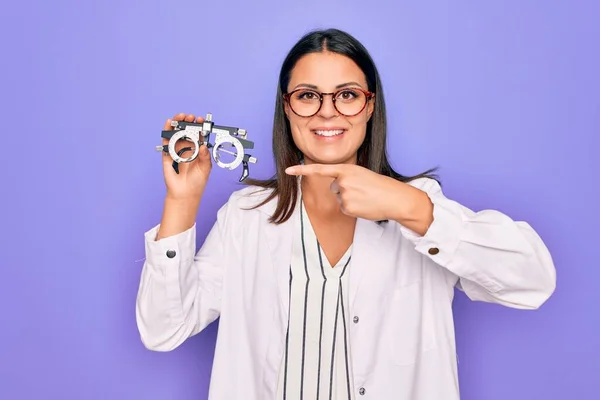 Jong Mooi Brunette Oculist Vrouw Holding Optometrie Bril Paars Achtergrond — Stockfoto
