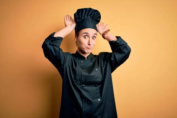 Junge Schöne Köchin Kochuniform Und Hut Vor Gelbem Hintergrund Hasenohren — Stockfoto
