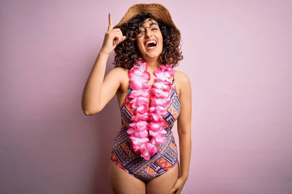 Junge Schöne Araberin Urlaub Badeanzug Und Hawaiianischen Lei Blumen Mit — Stockfoto