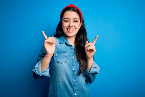 Mujer Morena Joven Con Camisa Vaquera Casual Sobre Fondo Azul — Foto de Stock