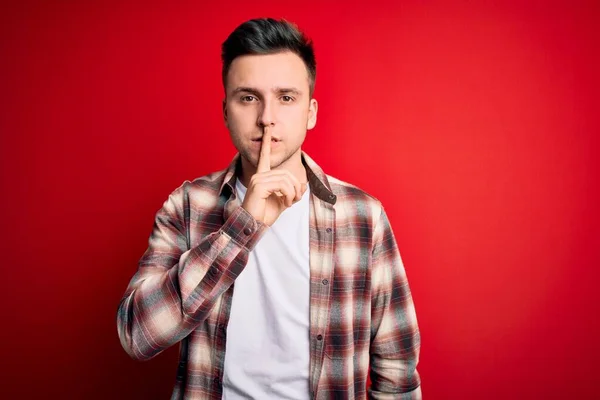 Joven Hombre Caucásico Guapo Con Camisa Moderna Casual Sobre Fondo —  Fotos de Stock