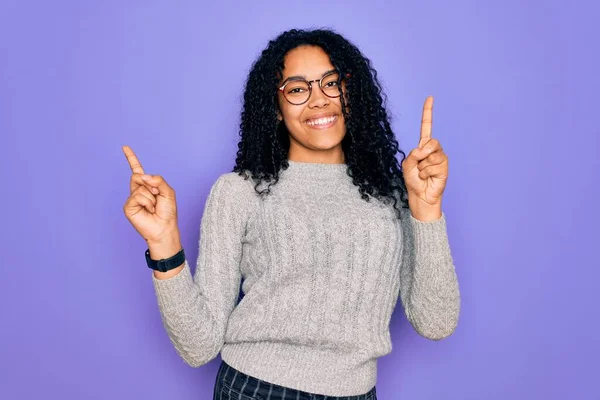 Jovem Afro Americana Vestindo Camisola Casual Óculos Sobre Fundo Roxo — Fotografia de Stock