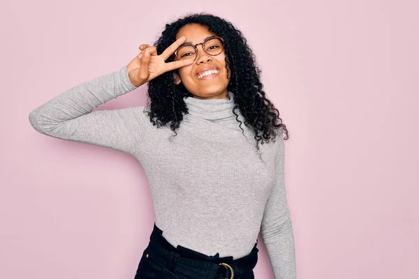Młoda Afroamerykanka Ubrana Sweter Okulary Różowym Tle Robi Symbol Pokoju — Zdjęcie stockowe