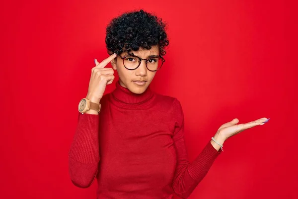 Fiatal Gyönyörű Afro Amerikai Garbó Pulóvert Szemüveget Visel Zavaros Bosszús — Stock Fotó