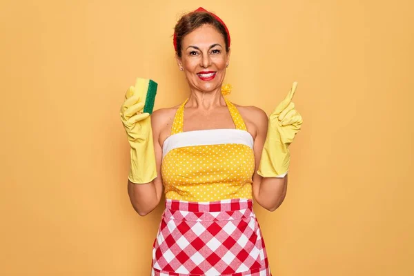 Idade Média Seniores Dona Casa Pin Mulher Vestindo Vestido Retro — Fotografia de Stock