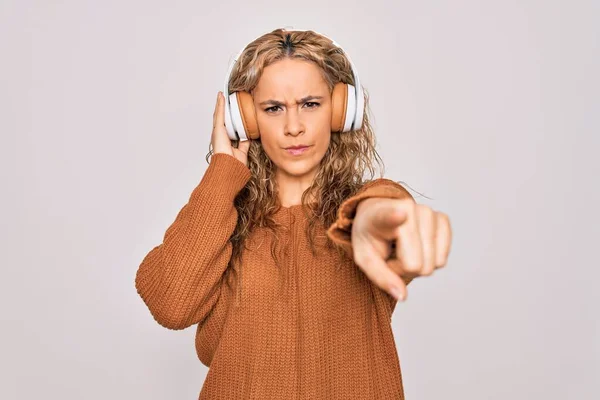 Junge Schöne Blonde Frau Die Musik Über Kopfhörer Auf Weißem — Stockfoto