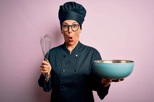 Mulher Chef Morena Meia Idade Vestindo Uniforme Fogão Chapéu Usando — Fotografia de Stock