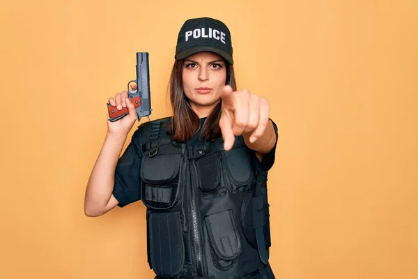 Genç Güzel Esmer Kadın Polis Üniforması Giyiyor Kurşun Geçirmez Şapka — Stok fotoğraf