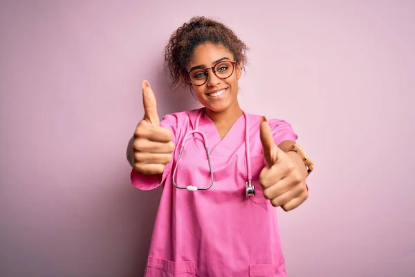 Afroamerikanische Krankenschwester Arztuniform Und Stethoskop Vor Rosa Hintergrund Die Positive — Stockfoto