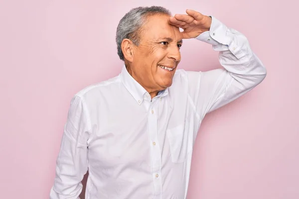 Älterer Gutaussehender Grauhaariger Mann Der Elegantes Hemd Über Isoliertem Rosafarbenem — Stockfoto