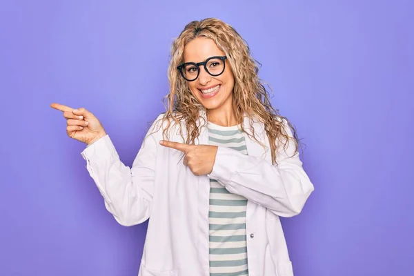 Mladá Krásná Blondýnka Vědec Žena Nosí Kabát Brýle Přes Fialové — Stock fotografie
