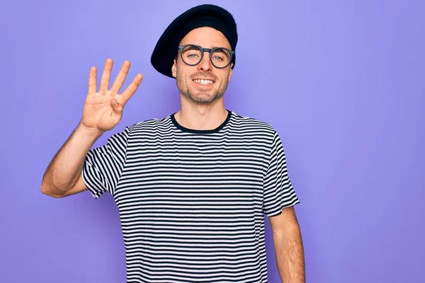 Bonito Homem Com Olhos Azuis Vestindo Camiseta Listrada Boina Francesa — Fotografia de Stock