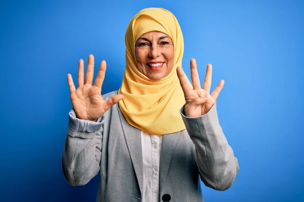 Brünette Geschäftsfrau Mittleren Alters Die Einen Traditionellen Muslimischen Hijab Auf — Stockfoto