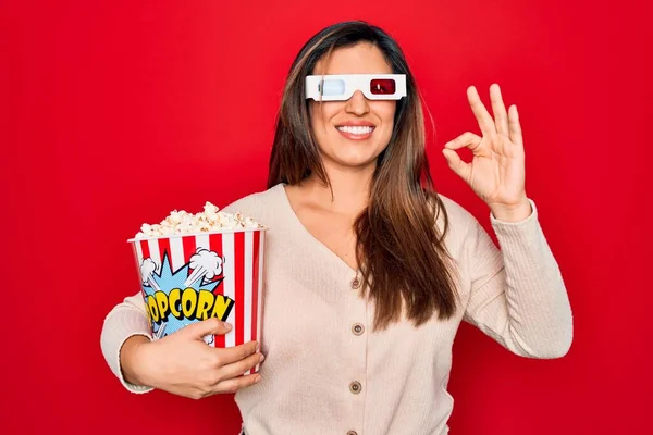 Junge Hispanische Frau Trägt Filmbrille Und Isst Popcorn Auf Rotem — Stockfoto