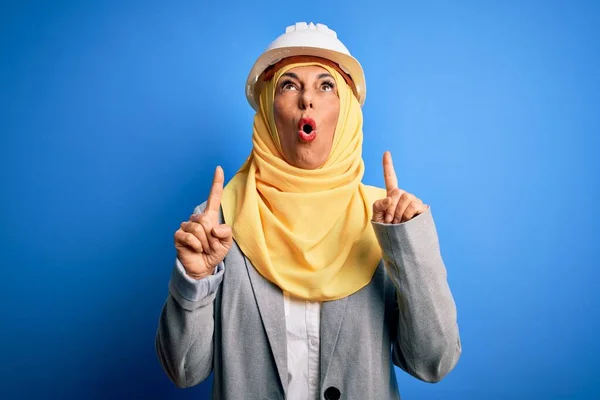 Середньовічна Брюнетка Архітекторка Жінка Мусульманському Традиційному Хіджабі Шоломі Безпеки Здивована — стокове фото