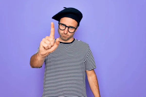 Bonito Homem Com Olhos Azuis Vestindo Camiseta Listrada Boina Francesa — Fotografia de Stock