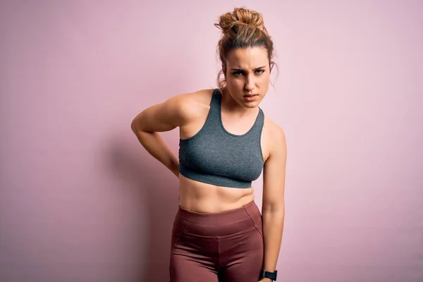 Jovem Bela Esportista Loira Fazendo Esporte Vestindo Sportswear Sobre Fundo — Fotografia de Stock