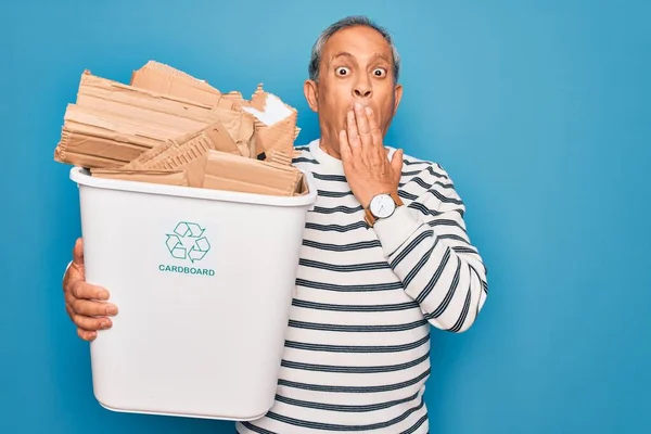 Senior Homem Reciclagem Segurando Lata Lixo Com Papelão Para Reciclar — Fotografia de Stock