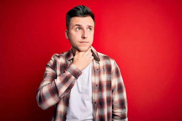 Hombre Caucásico Guapo Joven Que Usa Camisa Moderna Casual Sobre —  Fotos de Stock