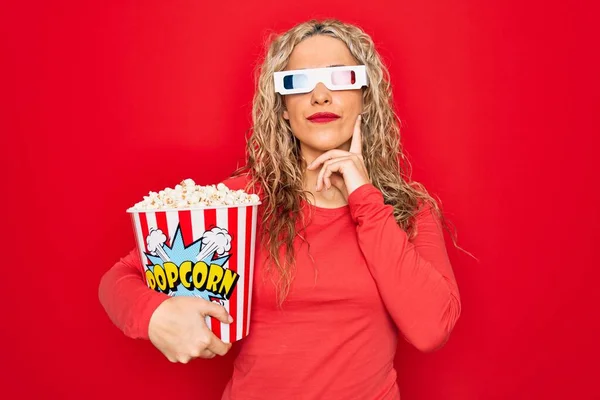 Giovane Bella Donna Bionda Guardare Film Utilizzando Occhiali Mangiare Popcorn — Foto Stock