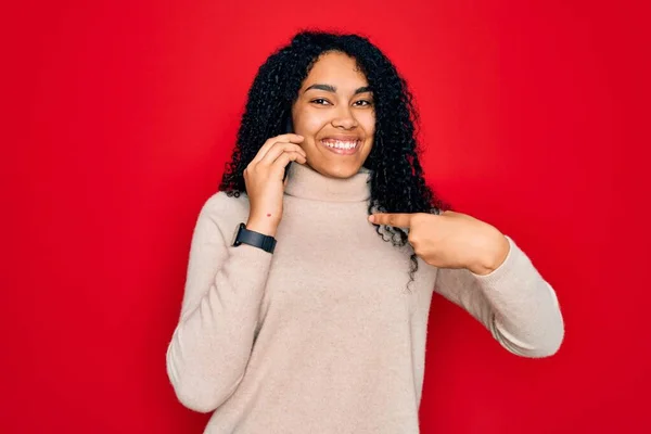 若いアフリカ系アメリカ人の巻き込みの女性は 自分自身に指を指して驚きの顔でスマートフォンで話して会話をしている — ストック写真