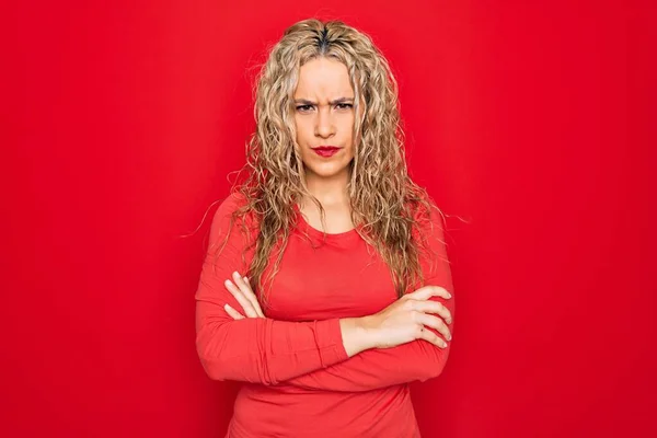 Mladá Krásná Blondýnka Červeném Ležérním Tričku Stojící Nad Izolovaným Pozadím — Stock fotografie
