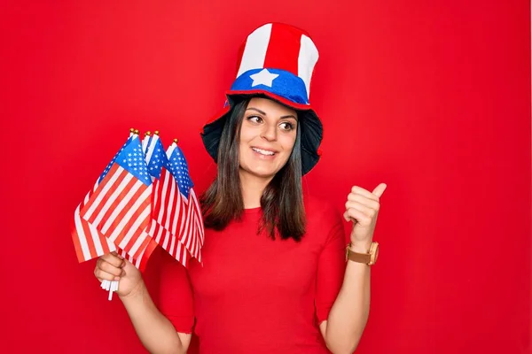 Young Beautiful Brunette Patriotic Woman Wearing United States Hat Holding — Stock Photo, Image