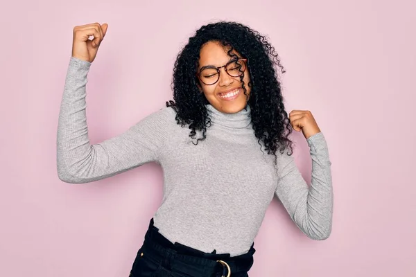 Jonge Afrikaanse Amerikaanse Vrouw Dragen Coltrui Bril Roze Achtergrond Dansen — Stockfoto