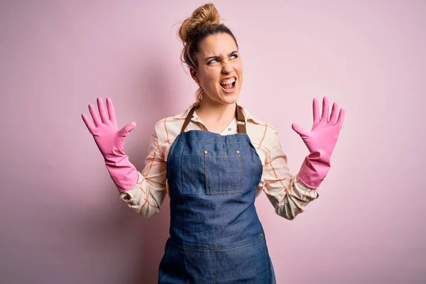 Young Beautiful Blonde Cleaner Woman Doing Housework Wearing Arpon Gloves — Stock Photo, Image