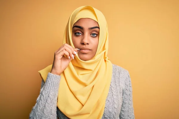 Jovem Bela Menina Afro Americana Vestindo Hijab Muçulmano Sobre Boca — Fotografia de Stock