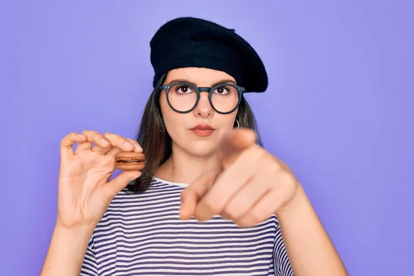 Junges Schönes Mädchen Mit Brille Und Modischer Baskenmütze Mit Französischem — Stockfoto