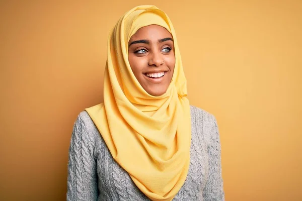 Jovem Menina Americana Africana Bonita Vestindo Hijab Muçulmano Sobre Fundo — Fotografia de Stock