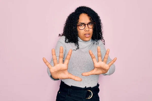 Wanita Muda African Amerika Mengenakan Sweater Berkerah Turtleneck Dan Kacamata — Stok Foto