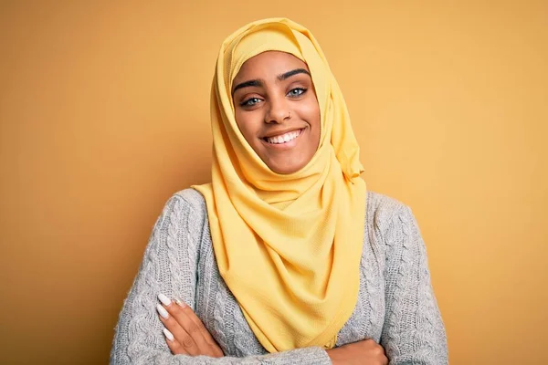 Mladá Krásná Africká Americká Dívka Nosí Muslimský Hidžáb Přes Izolované — Stock fotografie