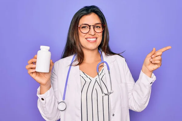 Giovane Donna Medico Professionista Possesso Pillole Farmaceutiche Sfondo Viola Molto — Foto Stock