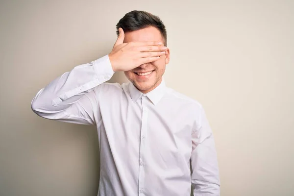 Gözlük Takan Genç Yakışıklı Adamları Soyutlanmış Arka Planda Zarif Gömlekler — Stok fotoğraf