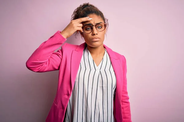 ピンクを背景にジャケットやメガネを身に着けている美しいアフリカ系アメリカ人の実業家は心配し 額に手で問題について強調しました 危機への神経と不安 — ストック写真