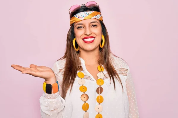 Jonge Spaanse Hippie Vrouw Dragen Mode Boho Stijl Zonnebril Roze — Stockfoto