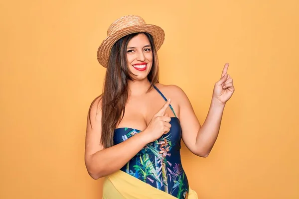 Mujer Hispana Joven Con Sombrero Verano Traje Baño Sobre Fondo — Foto de Stock