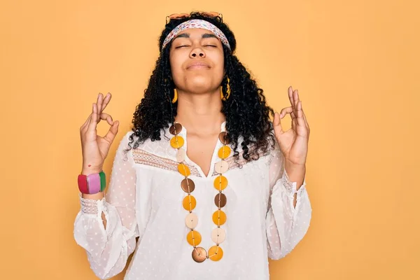 Young African American Curly Hippie Woman Wearing Sunglasses Vintage Accessories — Stock Photo, Image