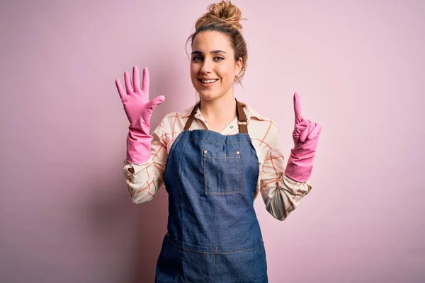 Νέα Όμορφη Ξανθιά Καθαρίστρια Κάνει Δουλειές Του Σπιτιού Φορώντας Καπελάκι — Φωτογραφία Αρχείου