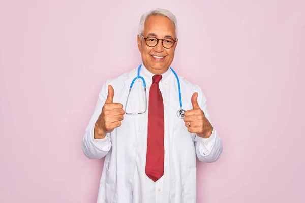 Orta Yaşlı Kır Saçlı Steteskop Takan Doktor Profesyonel Sağlık Önlüğü — Stok fotoğraf