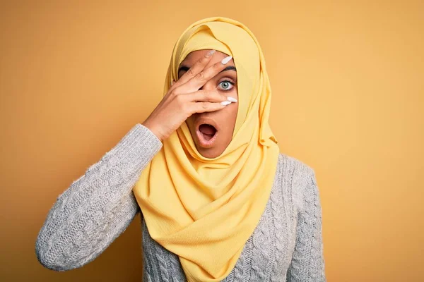 Jovem Bela Menina Afro Americana Vestindo Hijab Muçulmano Sobre Fundo — Fotografia de Stock