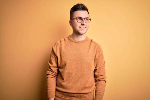 Hombre Caucásico Guapo Joven Con Gafas Suéter Invierno Casual Sobre —  Fotos de Stock